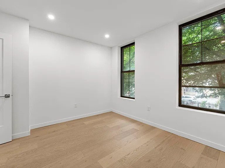 21 E 7th St #1 — Photo 5