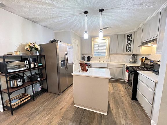 3rd image of 808 Dumas Dr