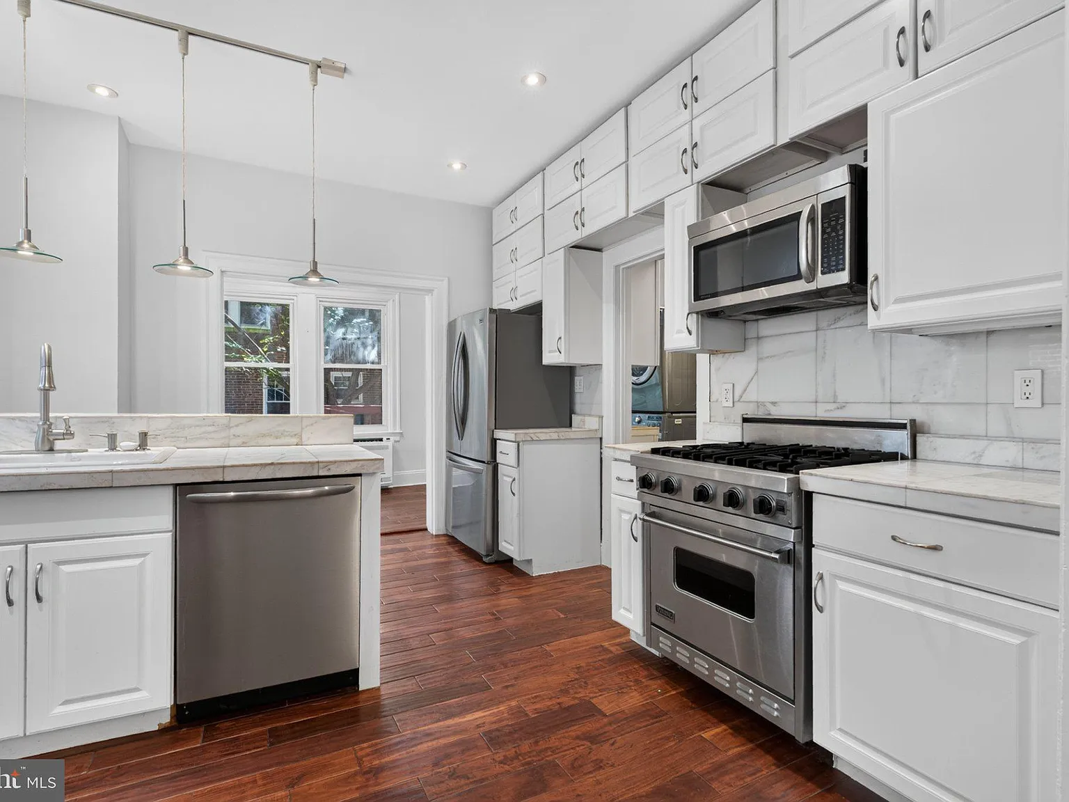 4 bed, 4.0 bath, 2140 sqft, $5,400 — Photo 2
