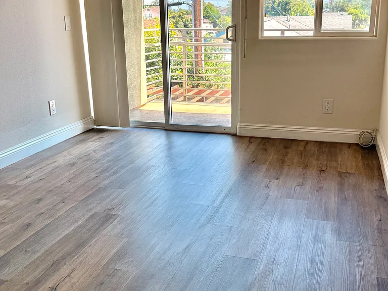 LIVING ROOM (2ND FLOOR)