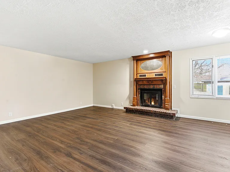 2431 S Kings Ave — Photo 5