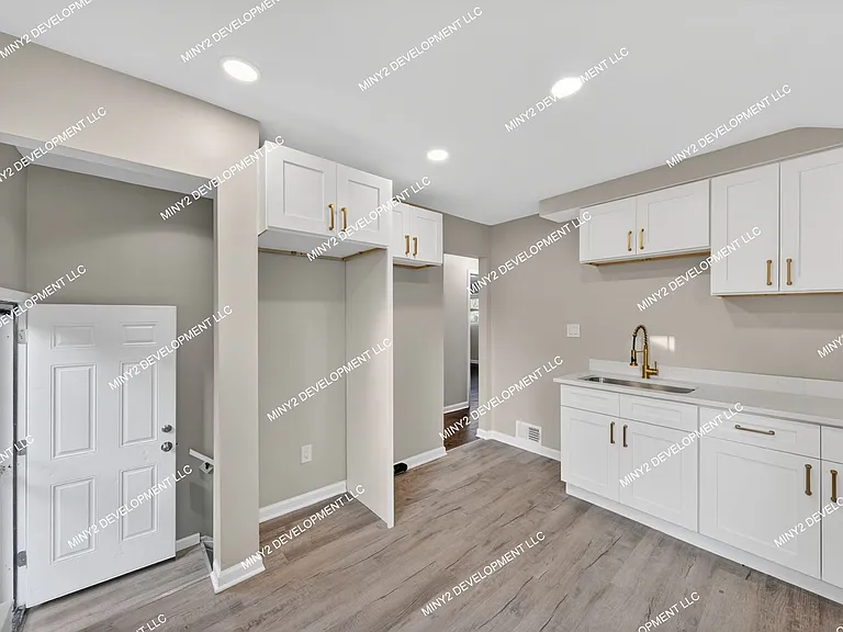 21422 Pembroke Ave — Photo 2