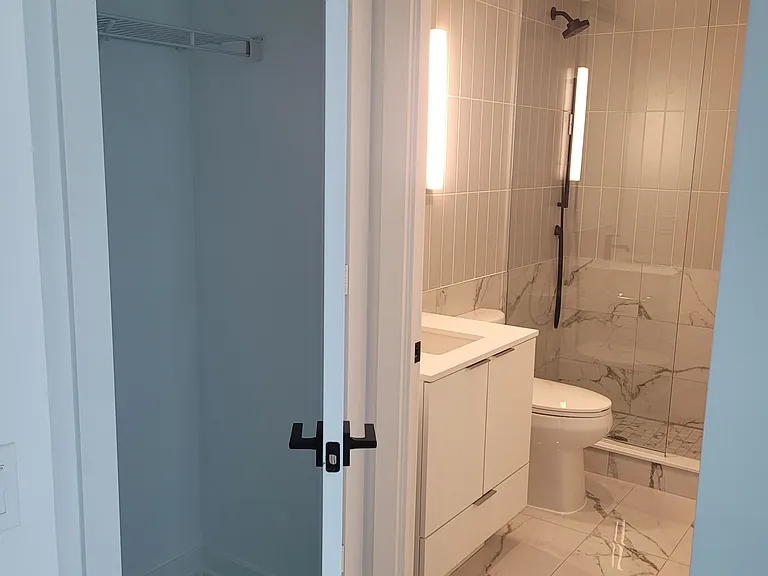 327 King St W #1301 — Photo 21
