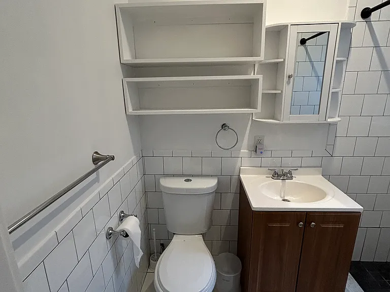 379 Huguenot St #1 — Photo 9