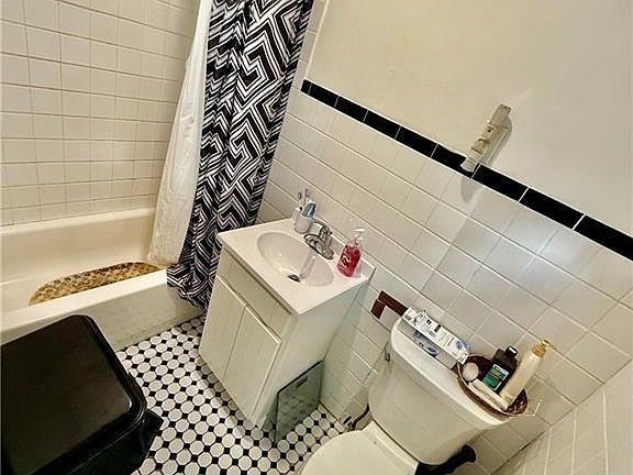 3rd image of 1822 Putnam Ave