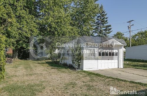 3rd image of 833 E 216th St