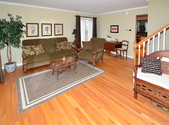 3rd image of 303 Danbury Dr
