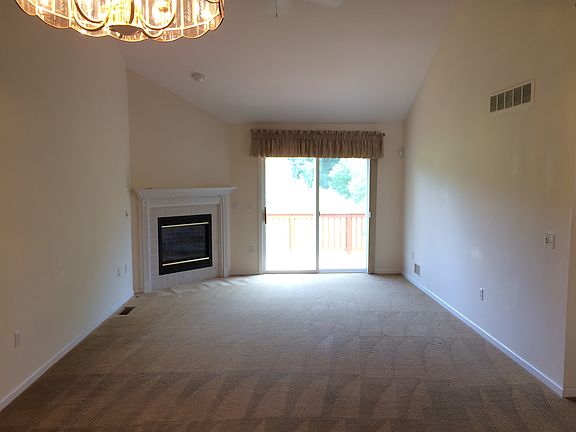 LR gas fireplace, deck