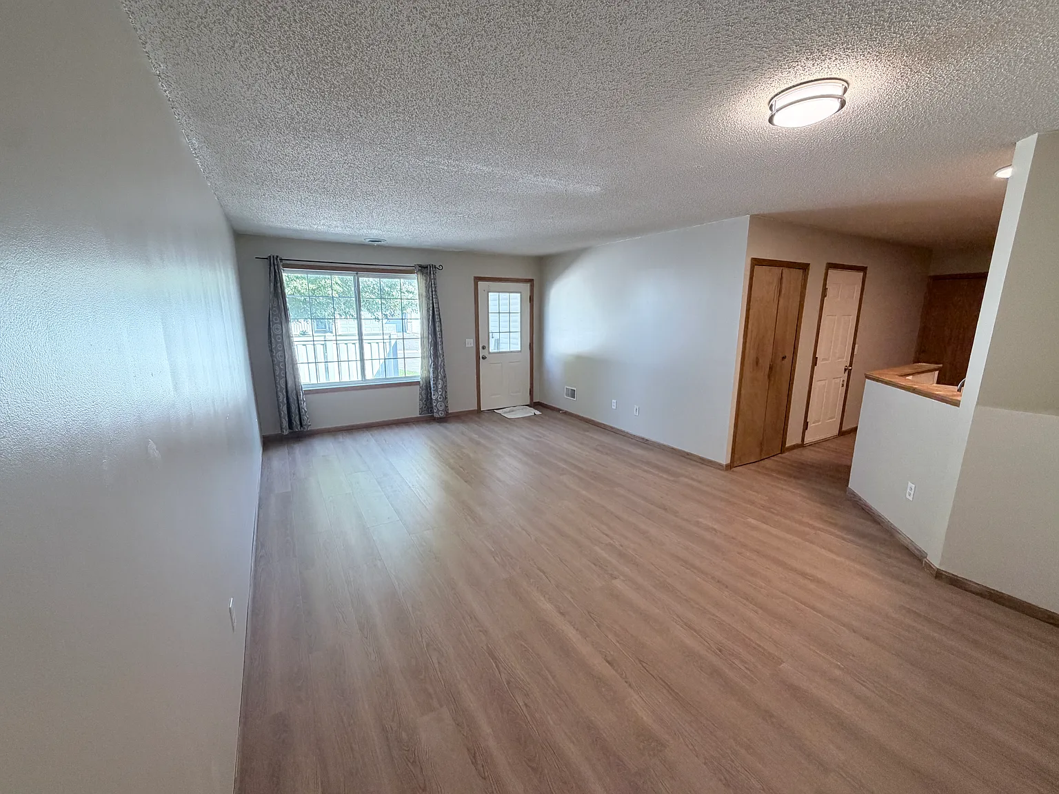 3 bed, 1346 sqft, $2,200 — Photo 4