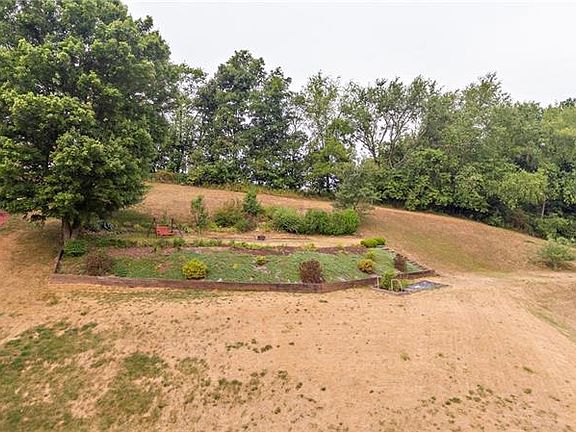 3rd image of 148 Woodbury Dr