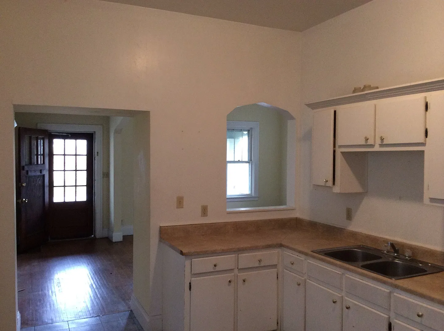 Comfortable one level home in Williams Woodland Historical District — Photo 2