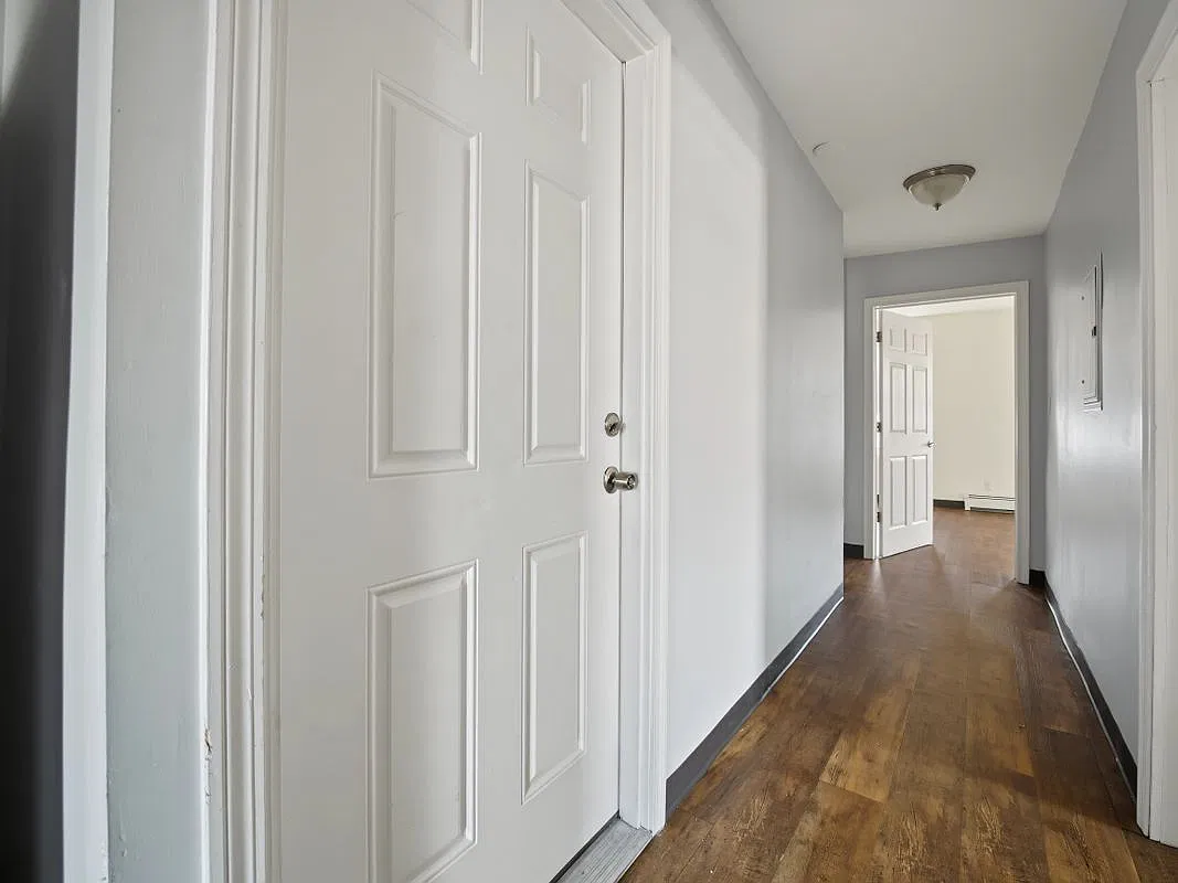 3 bed, 1.0 bath, 1000 sqft, $2,300 — Photo 3