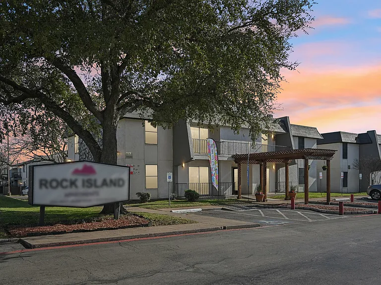 Rock Island Apartments — Photo 19