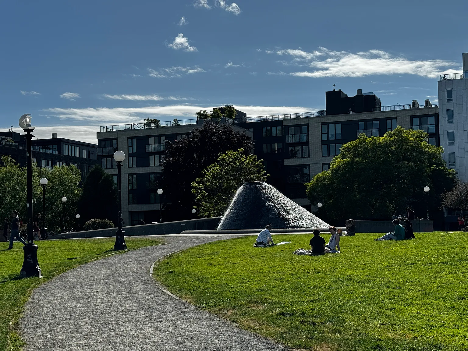 1008 1/2 E Denny Way — Photo 3