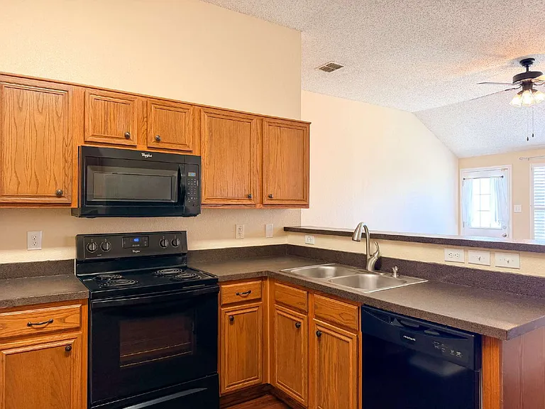 833 Edgehill Rd — Photo 12