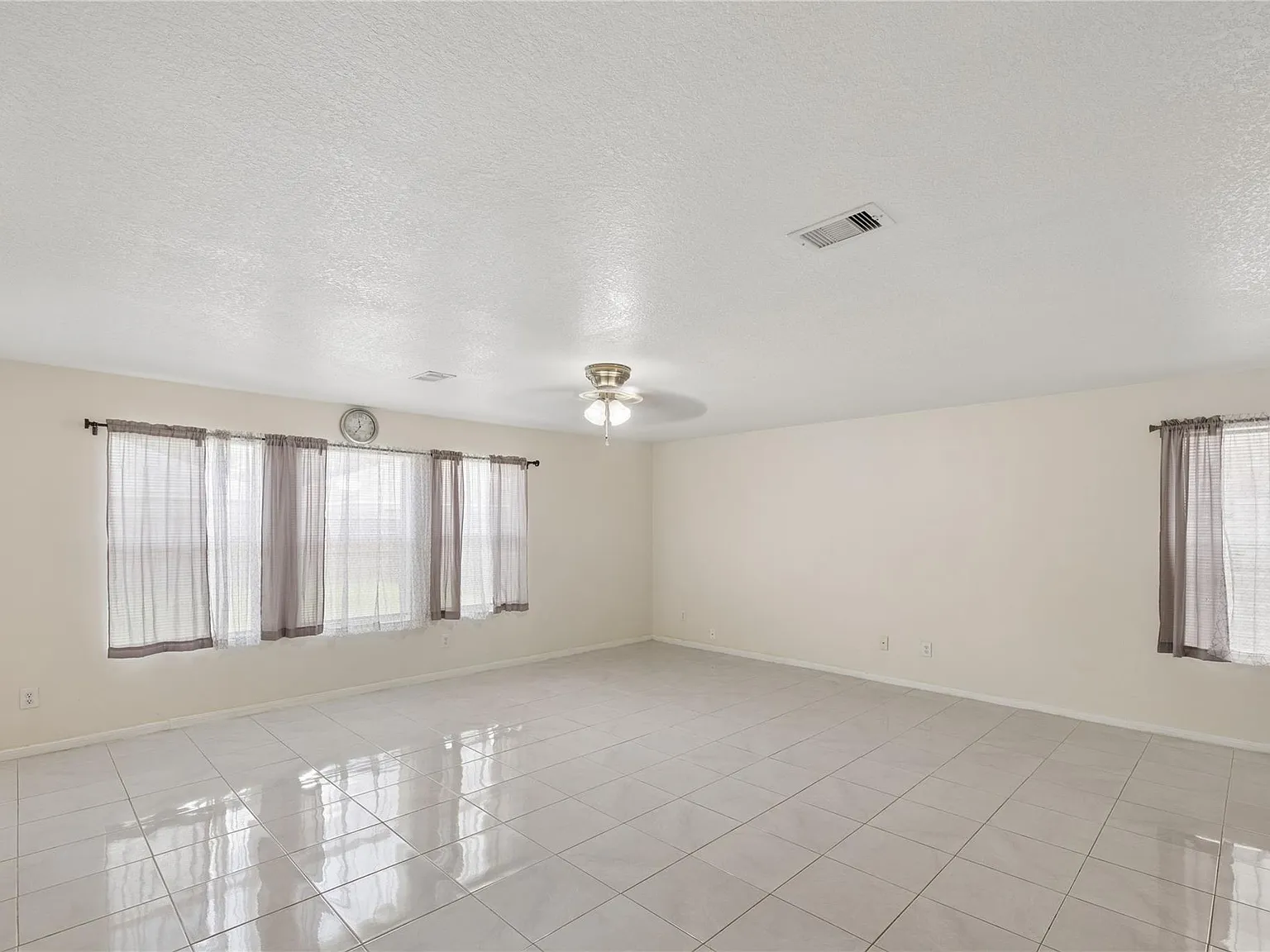 5 bed, 3.0 bath, 2640 sqft, $2,300 — Photo 4