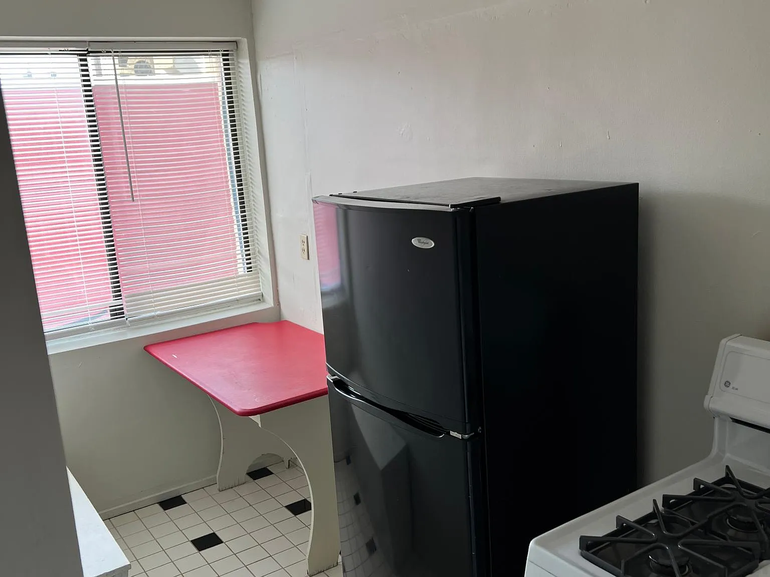 Studio, 300 sqft, $1,000 — Photo 3