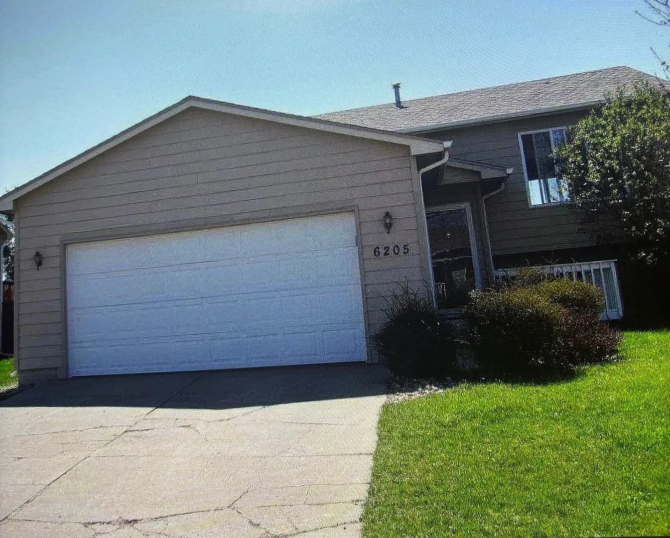 4 Bedroom 2 Bathroom 2Stall Attached Garage FencedIn Yard — Photo 1