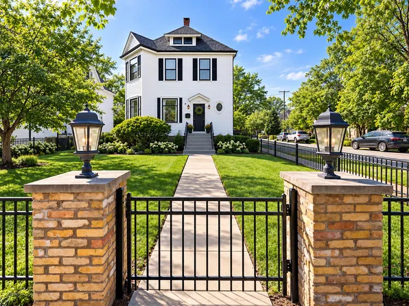 726 N Wheaton Ave, Wheaton, IL 60187