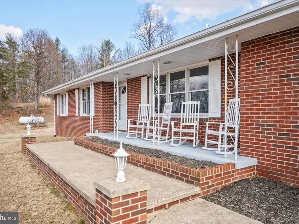 436 Castleton View Rd, Castleton, VA 22716