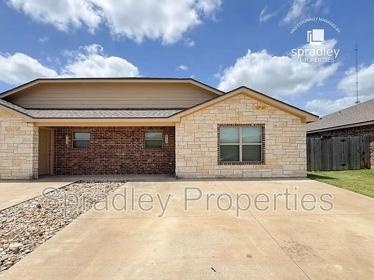 915 Laila Ln — Photo 1