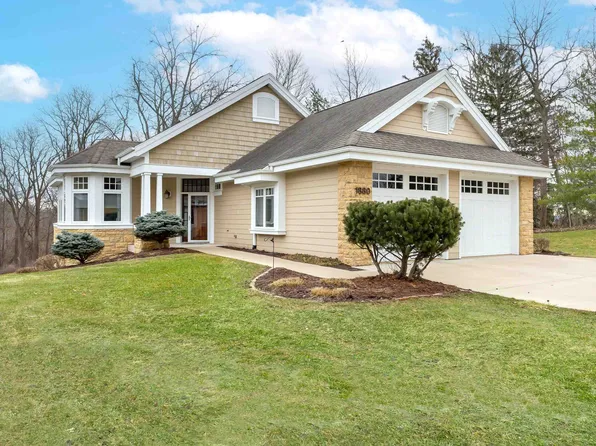 1880 Links Glen Dr, Dubuque, IA 52003