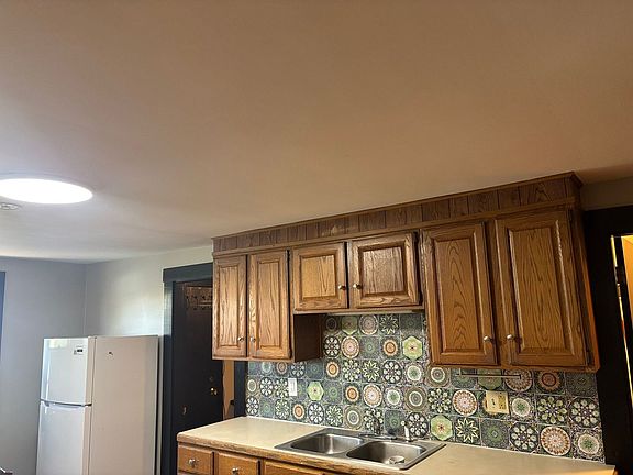 4th image of 576 Abbott Ave #3