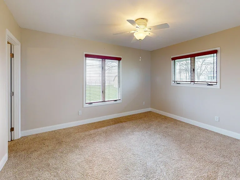 940 E Hickory Grove Rd — Photo 29