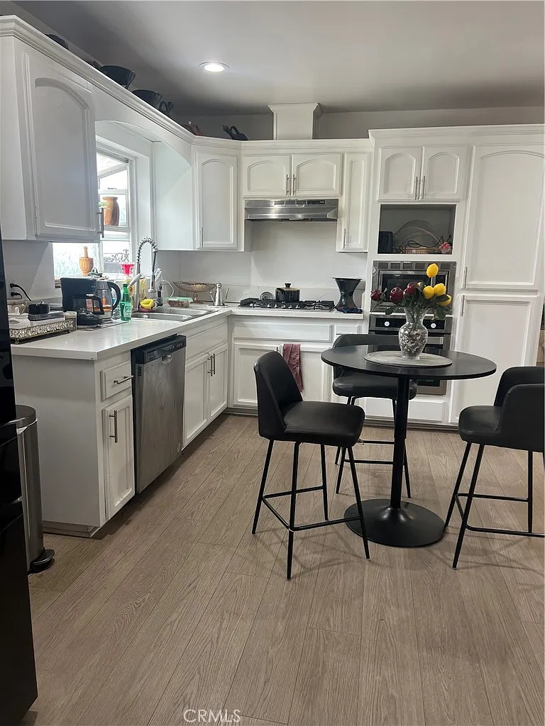 3 bed, 1318 sqft, $4,300 — Photo 2
