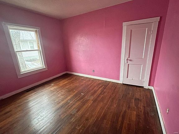 5th image of 609 E Main St