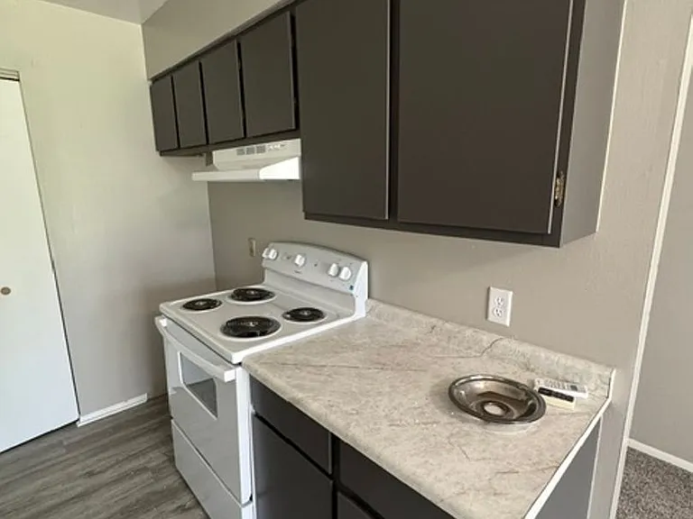 307 N Prairieview Rd — Photo 17