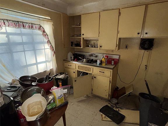 5th image of 15830 Meyers Rd