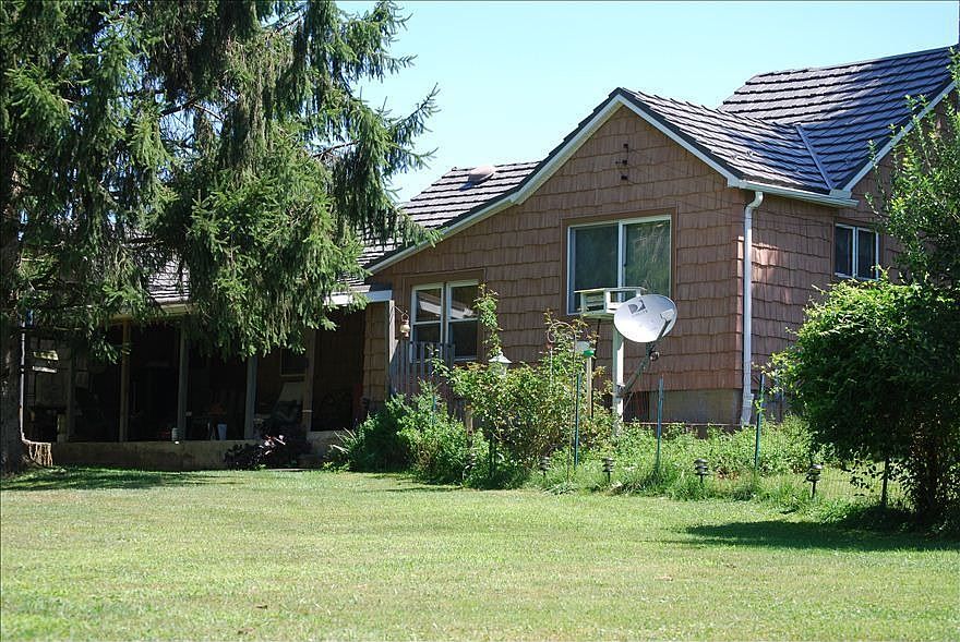 rear fenced yard 