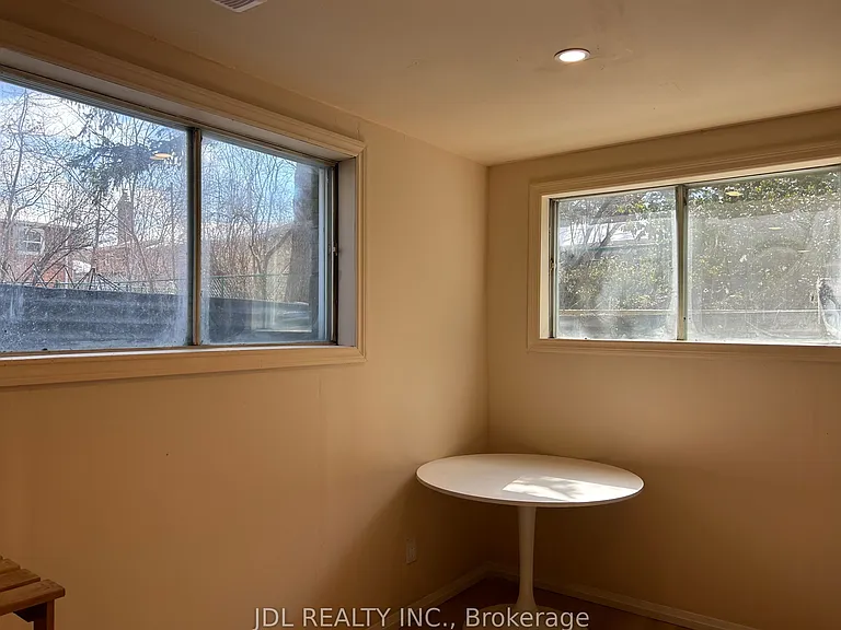 21 Squires Ave — Photo 2