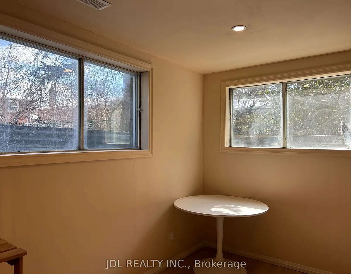 Building Photo - 21 Squires Ave #BASEMENT