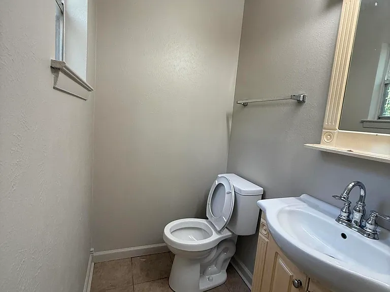 1616 Courtney Dr — Photo 8