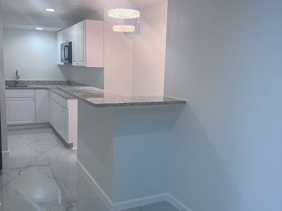 1st image of 8 Fountain Dr