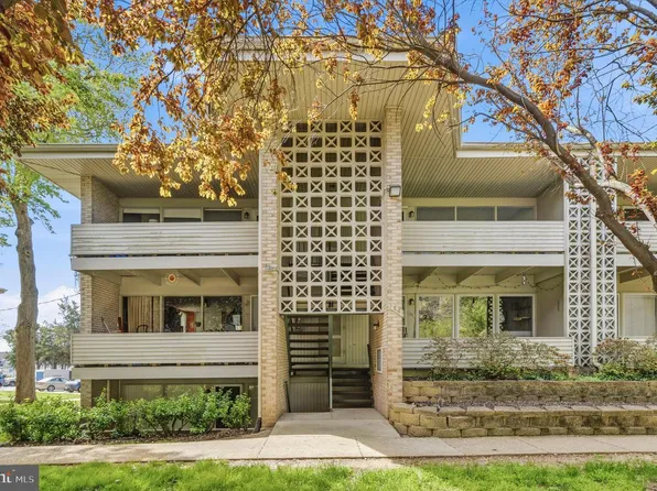 124 Haycock Rd APT C2, Falls Church, VA 22046