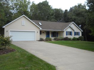 1311 Grosvenor Dr, Greenville, MI 48838