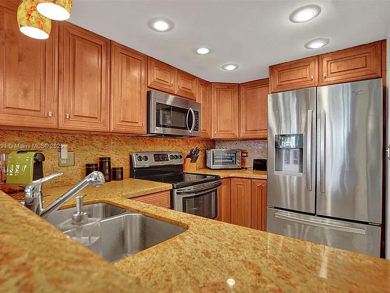1201 S Ocean Dr — Photo 5