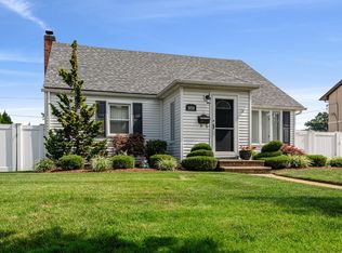 1058 Robin Rd, Franklin Square, NY 11010