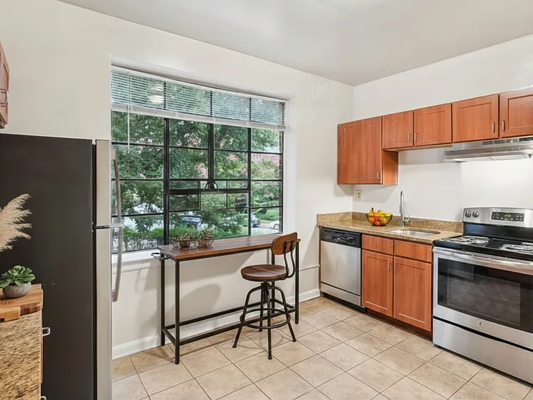 Cameron Court Apartments — Photo 12