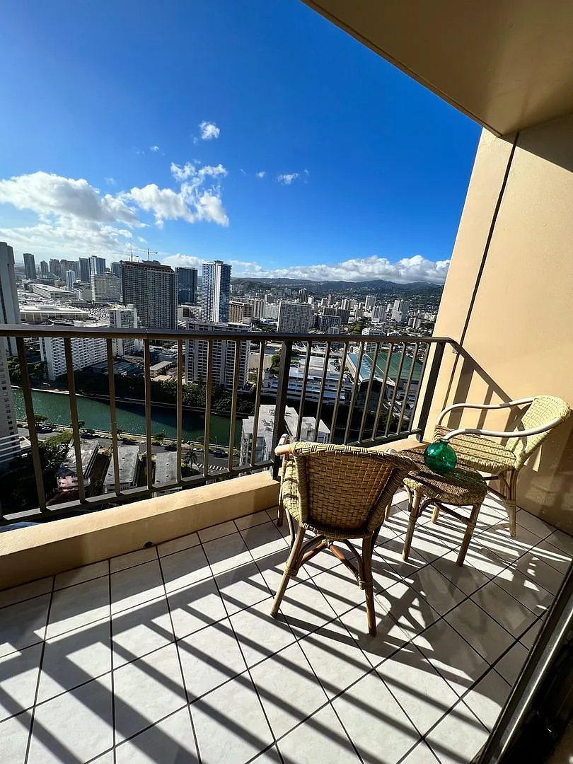 411 Hobron Lane #3704 High-Floor Waikiki Rental — Photo 4