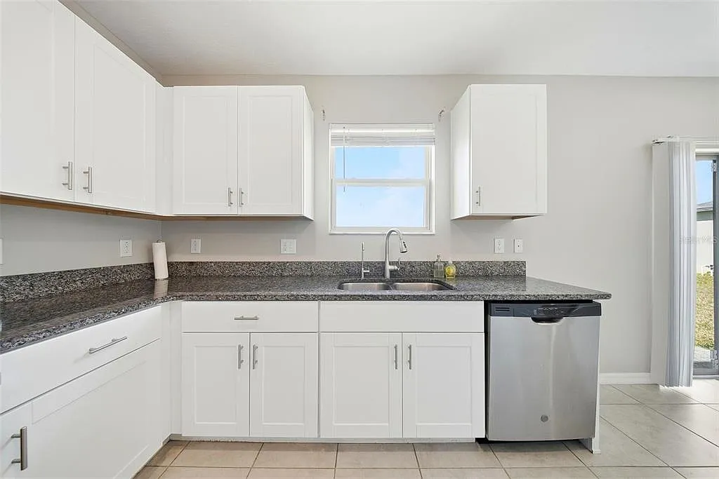 4 bed, 2.5 bath, 2635 sqft, $2,700 — Photo 3