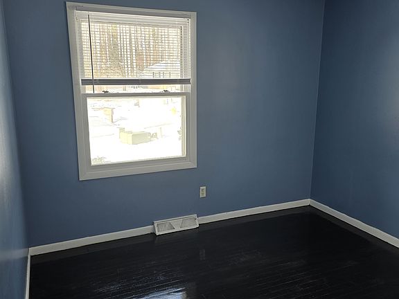 3rd image of 2310 Knollview St SW