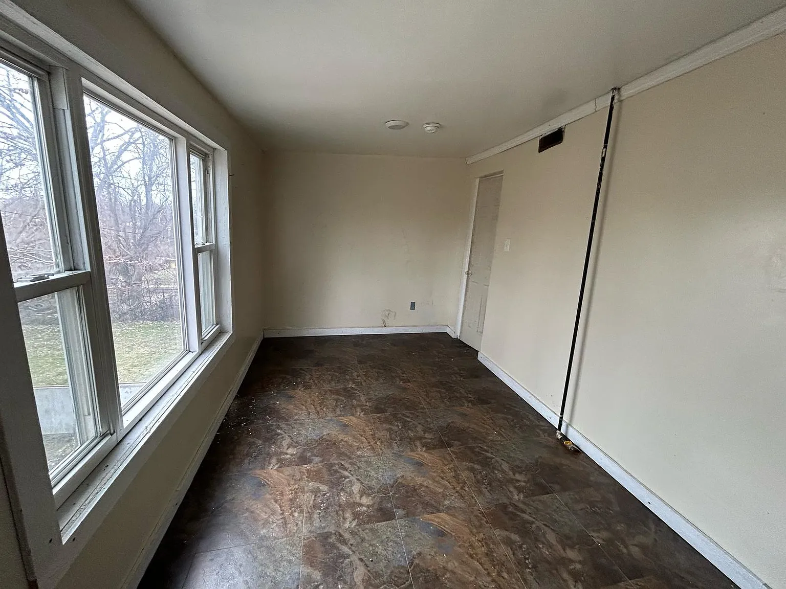 3 bed, 1100 sqft, $1,100 — Photo 3
