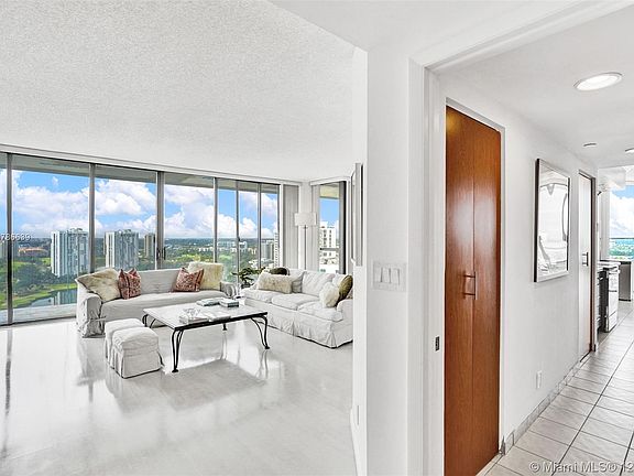 4th image of 20281 E Country Club Dr APT 2201