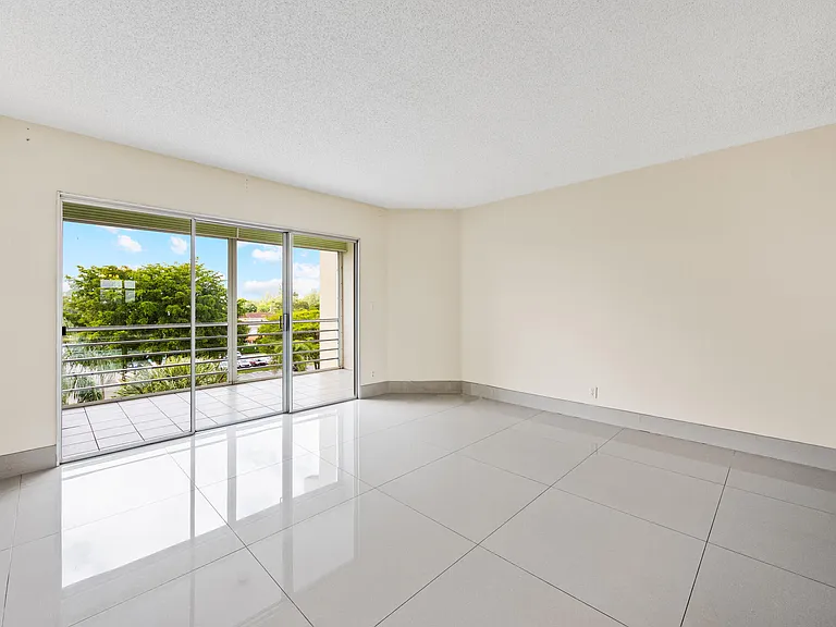 3590 Via Poinciana #510 — Photo 24