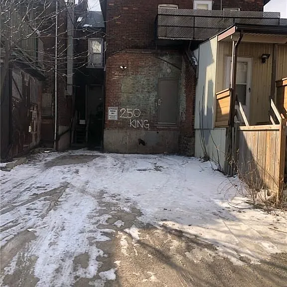250 King St W #BACHELOR — Photo 12