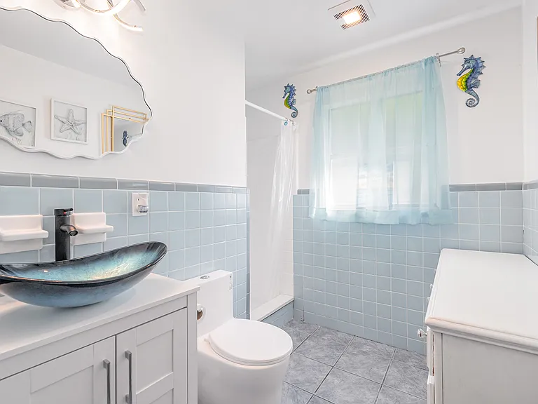 2nd floor Full Bathroom